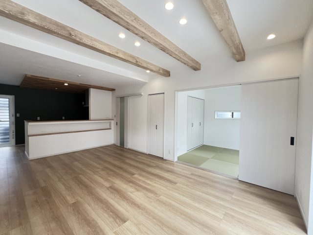 橿原市豊田町 ４号地の居間・リビング|LDK18帖に続き和室4.5帖