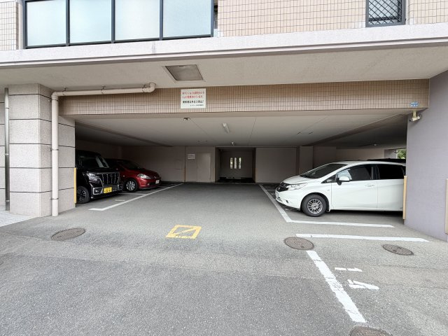 サングレート春日の駐車場