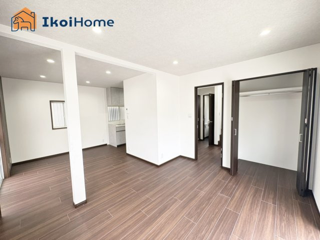 神戸市西区玉津町西河原　中古戸建の居間・リビング|●年中無休：当日予約可●17.5帖あるLDKだからこそ開放感があり大型家具を設置しても圧迫感なし