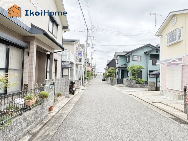 神戸市西区玉津町西河原　中古戸建の前面道路含む現地写真|●年中無休：当日予約可●前面道路は南東側約4.3m、北東側約5.3mの角地です！