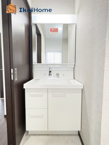 神戸市西区玉津町西河原　中古戸建の洗面所|●年中無休：当日予約可●洗面台はお化粧をする時に便利な３面鏡。ワイドシンクでゆったり作られています。