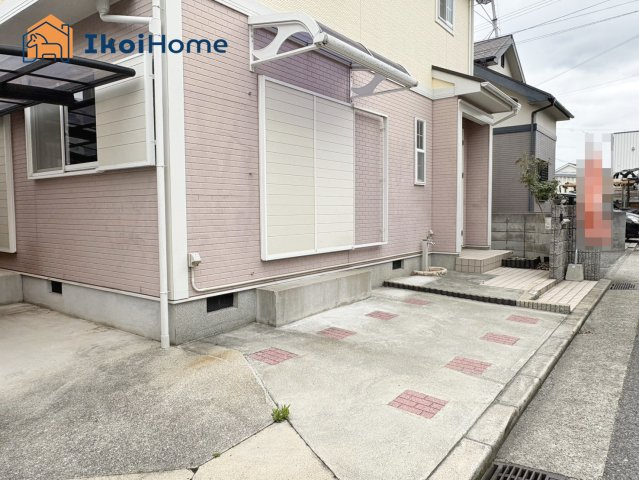 神戸市西区玉津町西河原　中古戸建のエントランス|●年中無休：当日予約可●角地で前道路も広く、お車の駐車も安心していただけます！