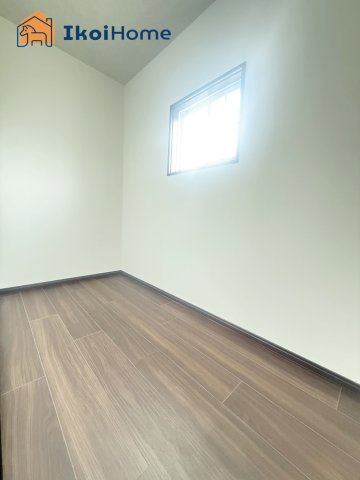 神戸市西区玉津町西河原　中古戸建のその他|●年中無休：当日予約可●窓付きで換気ＯＫの納戸。大切に保管したい雛人形・革製品なども安心