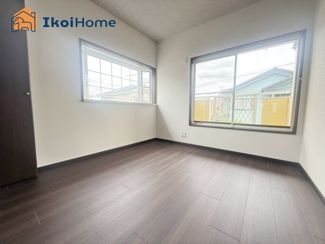 神戸市西区玉津町西河原　中古戸建の内装|●年中無休：当日予約可●洋室は広さございますのでお子様の洋室やテレワークスペースなどに最適です。