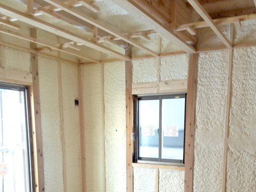 【構造・工法・仕様】 | 断熱材には発泡ウレタンを使用した吹付断熱を採用。内部結露も発生しにくいので高い断熱性能を長く維持できます。