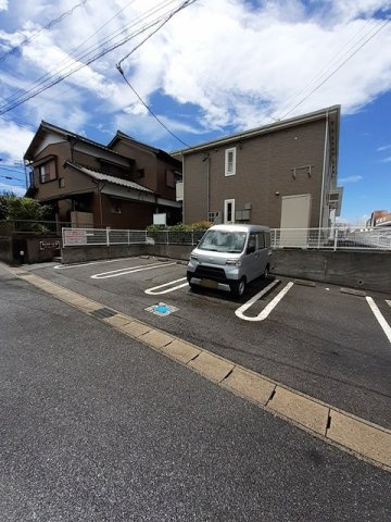 トレステージ華の駐車場