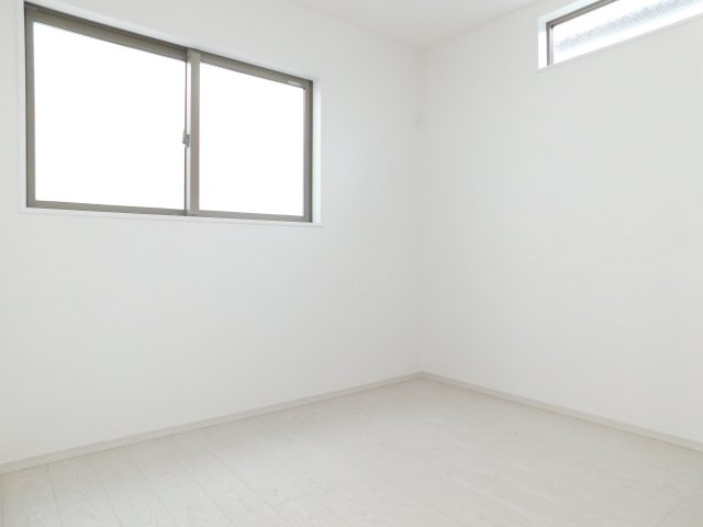 名古屋市瑞穂区井の元町の新築一戸建の洋室|◇２階洋室◇　　明るい洋室５．２帖　全居室収納完備！　
