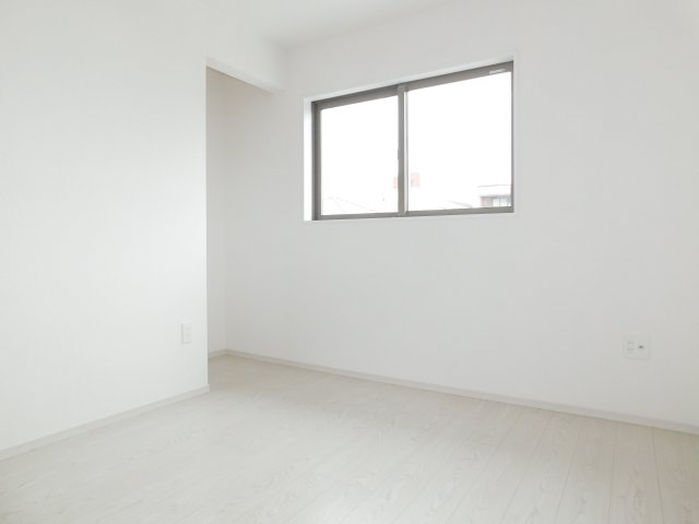 名古屋市瑞穂区井の元町の新築一戸建の洋室|◇２階洋室◇　　明るい洋室４．５帖　全居室収納完備！