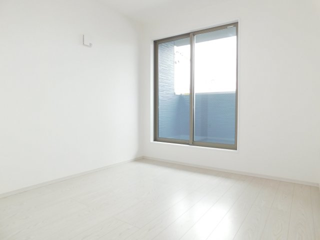 名古屋市瑞穂区井の元町の新築一戸建の洋室|◇２階洋室◇　　明るい洋室５．２帖　全居室収納完備！　バルコニー付き♪