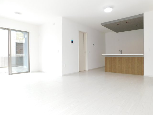 名古屋市瑞穂区井の元町の新築一戸建の居間・リビング|◇リビング◇　　明るいリビング１９．５帖♪　家族が集まってもゆったり過ごせます。