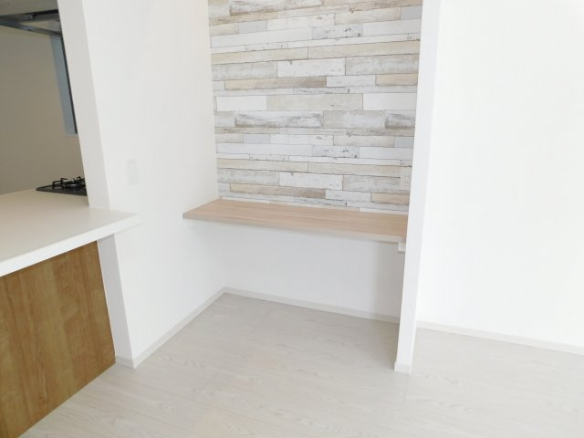 名古屋市瑞穂区井の元町の新築一戸建の居間・リビング|◇ＤＥＮ◇　　お子様の勉強やワークスペースなど多用途に利用できるカウンター付き♪