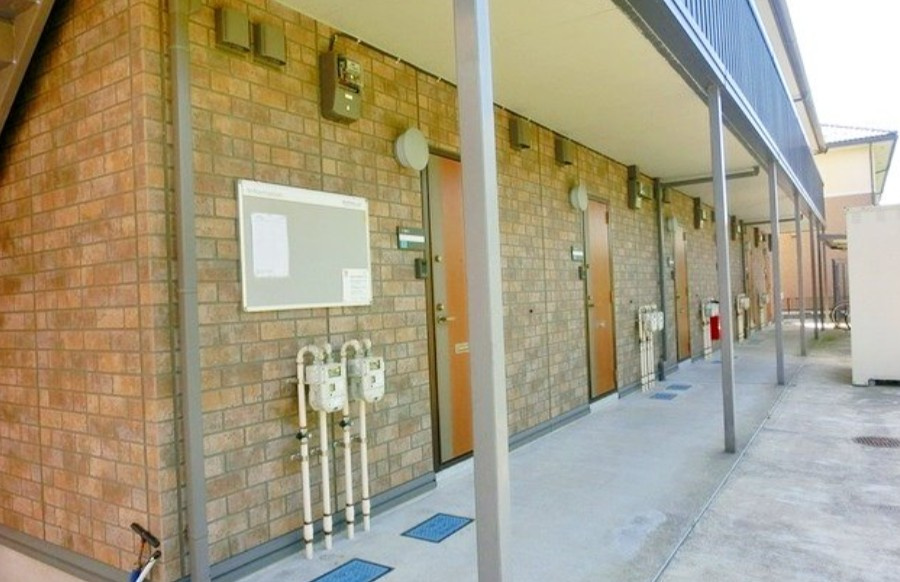 四街道市みのり町のアパートのロビー
