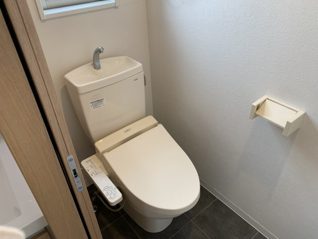 温水洗浄便座付きのトイレです♪