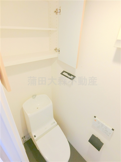 レジディア蒲田Ⅴのトイレ|棚収納と温水暖房便座付トイレ