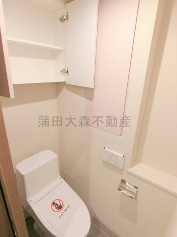 ザ・パークハビオ大森町のトイレ|棚と温水洗浄便座付きのトイレ
