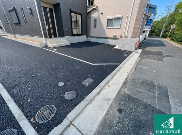 摂津市鳥飼西　第4期　新築一戸建ての前面道路含む現地写真|周辺は閑静な住宅街！前面道路広々で車の出し入れも便利です。駐車が苦手な方でも安心して車庫入れできます！