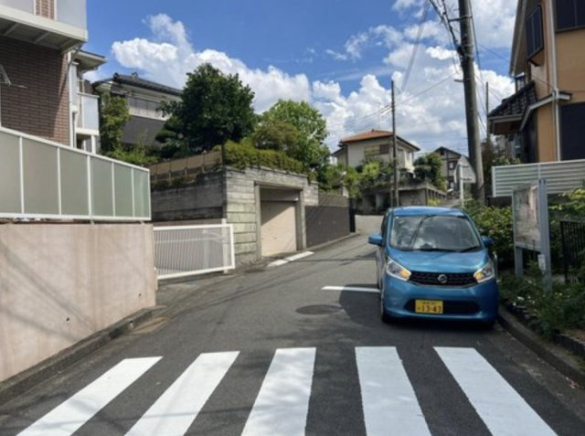 瀬谷区二ツ橋町土地【三ツ境駅徒歩13分/土地約40坪/南道路/建築条件なし/更地渡し】の前面道路含む現地写真