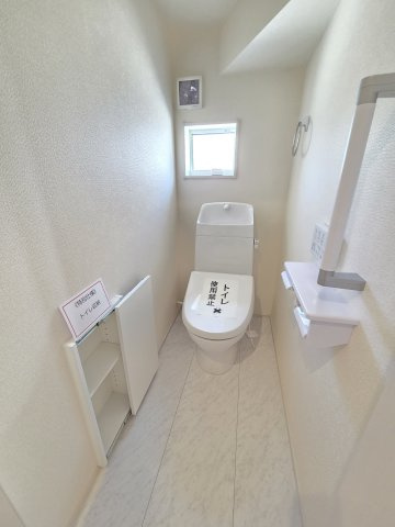新築　伊勢崎第3茂呂町　4号棟　Livele Garden.Sのトイレ|現地写真　トイレは洗浄機能付きです！壁面収納も嬉しいですね♪