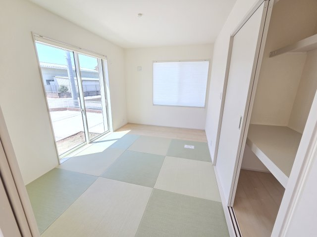 新築　伊勢崎第3茂呂町　4号棟　Livele Garden.Sの和室|現地写真　リビング横の和室です。居室、お子様のプレイルーム、客間など様々な使い方ができますね！