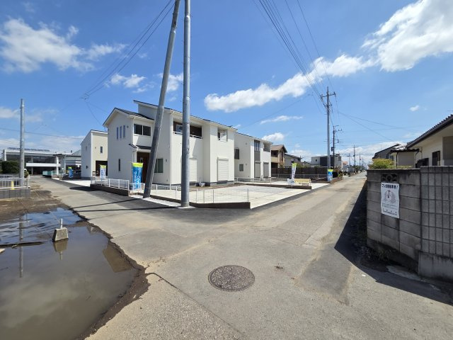 新築　伊勢崎第3茂呂町　4号棟　Livele Garden.Sの前面道路含む現地写真|現地写真　南側前面道路幅員約4ｍ　西側前面道路幅員約4ｍ