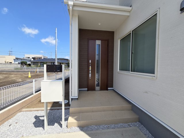 新築　伊勢崎第3茂呂町　4号棟　Livele Garden.Sの玄関|現地写真　TVモニター付きドアホンはポストと一体型！