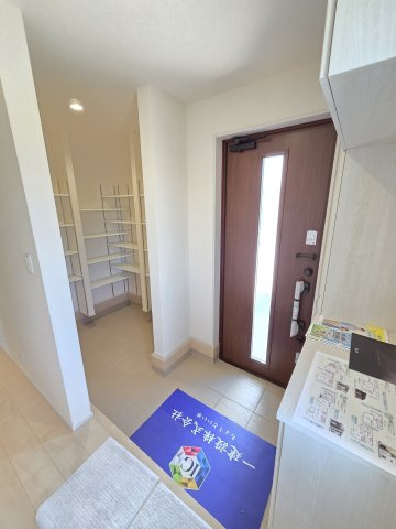 新築　伊勢崎第3茂呂町　4号棟　Livele Garden.Sの玄関|現地写真　シューズボックスとシューズインクロークで玄関スッキリ♪