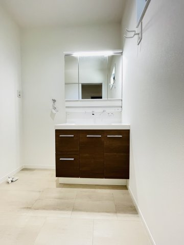 岡崎市上地5丁目の独立洗面台|三面鏡仕様の洗面台！鏡の裏は収納になっています♪
