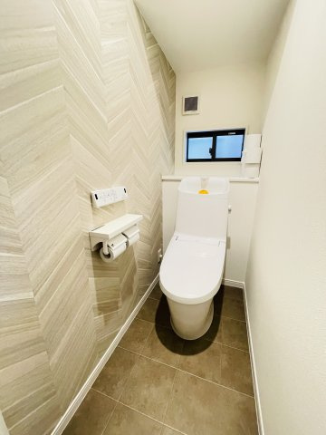 岡崎市上地5丁目のトイレ|1階、2階とも温水洗浄機能付きトイレです。