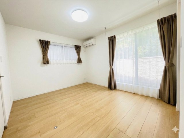 岡崎市上地5丁目の洋室|大きな窓からたっぷりと陽光が注がれる明るい空間です。※AI加工後のイメージです。