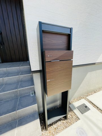 岡崎市上地5丁目のその他|飽きのこないシンプルなデザインのポスト。