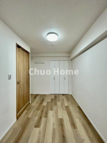 バームハイツ西葛西の寝室|【寝室】心と体をゆったりと安らげる主寝室。寝室のゆとりが大きい分だけ、暮らしの安らぎは深まります。一日の疲れを癒すだけでなく、ご夫婦の親密な語らいを紡ぎ出します