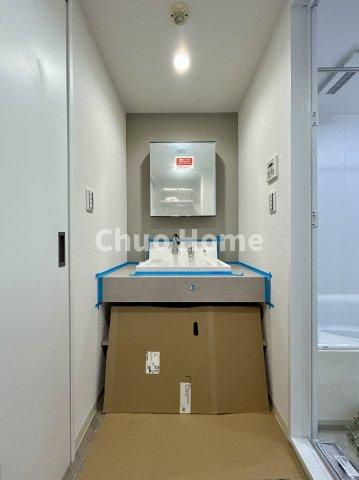 バームハイツ西葛西の独立洗面台|【洗面化粧台】身だしなみを整えやすい事はもちろんですが、鏡の後ろに収納スペースを設ける事により、散らかりやすい洗面スペースをすっきりさせる事が出来るのも嬉しいですね
