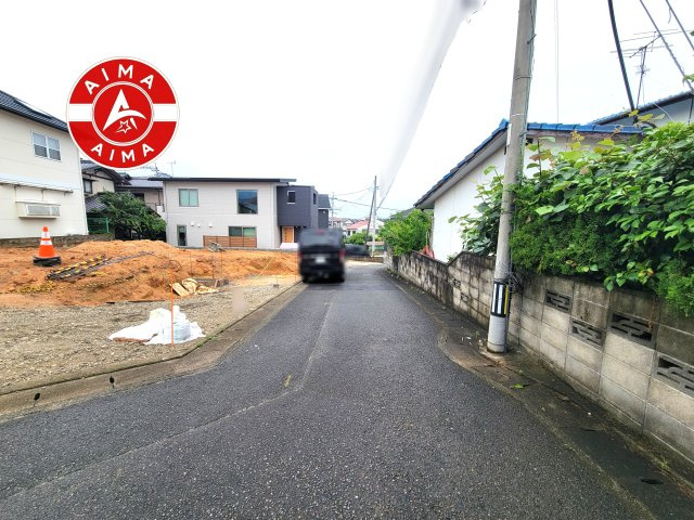 福岡市南区屋形原2丁目第4-2棟（1号棟）の前面道路含む現地写真|前面道路は閑静な住宅地をはしる車通りの少ない道路。お車の出し入れが苦手なママや小さなお子様にも安心ですね。しっかり舗装もされているので、ベビーカーや自転車で通っても快適に通行できます。
