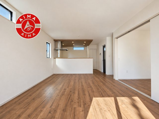 福岡市南区屋形原2丁目第4-2棟（1号棟）の居間・リビング|キッチンからリビングをしっかり確認できます。家族の笑顔があふれる空間になりそうですね。※家具はCGを合成したものです。