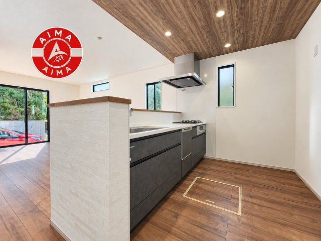 福岡市南区屋形原2丁目第4-2棟（1号棟）のキッチン|ダイニングテーブルへの配膳がラクラク、お料理はかどるカウンター付きシステムキッチン！
