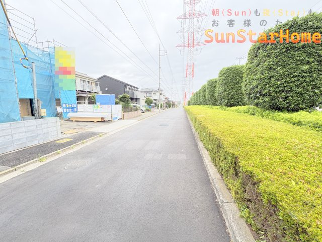 【サンスターホーム】青梅市今井3丁目　新築戸建2号棟の前面道路含む現地写真
