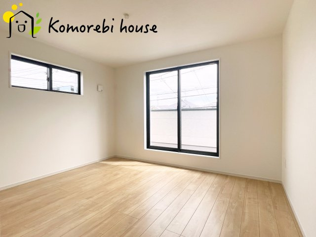 さいたま市見沼区堀崎町　8期　新築一戸建て　KEIAI GRACE　01の寝室|広くて明るい寝室