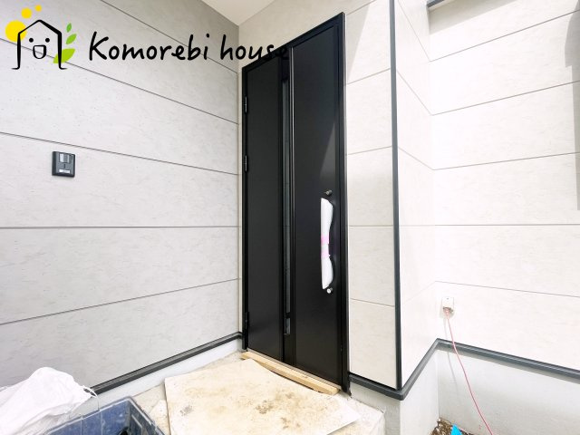 さいたま市見沼区堀崎町　8期　新築一戸建て　KEIAI GRACE　01の玄関|落ち着いた玄関です