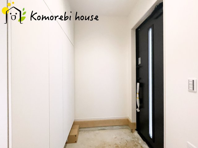 さいたま市見沼区堀崎町　8期　新築一戸建て　KEIAI GRACE　01の玄関|明るい玄関です