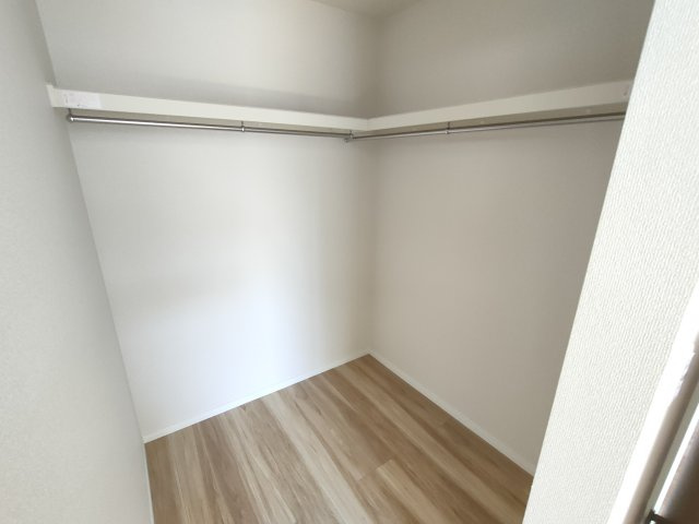 古河市西牛谷　第４期　全4邸の収納|〇４号棟　ウォークインクローゼット〇
パイプや枕棚で空間を立体的に使います。衣類の種類や使用頻度に合わせて整頓することができます♪
2026年4月撮影
