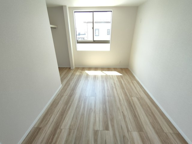 古河市西牛谷　第４期　全4邸の洋室|〇４号棟　洋室　6.7帖〇
各居室収納付き！窓から明るい日差しが差し込みます♪
2026年4月撮影