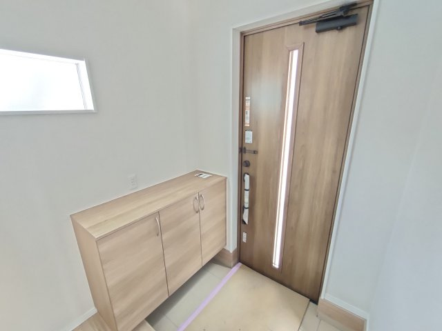 古河市西牛谷　第４期　全4邸の内装|〇４号棟　玄関〇
お家の顔にもなる明るい玄関。シューズクロークにご家族分の靴をしまうことができるので、いつでもスッキリ綺麗な玄関を保てます♪
2026年4月撮影