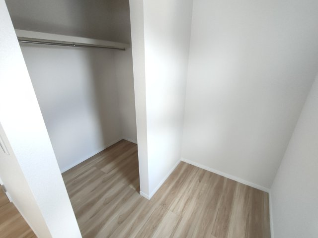古河市西牛谷　第４期　全4邸の収納|〇４号棟　ウォークインクローゼット〇
たっぷりの収納スペースで住空間もスッキリ広々♪
2026年4月撮影
