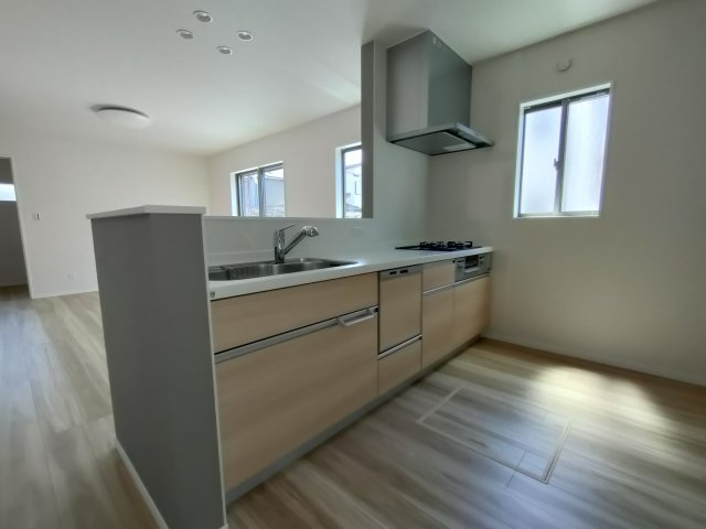 古河市西牛谷　第４期　全4邸のキッチン|〇４号棟　キッチン〇
木目がおしゃれなキッチン♪食洗器付きで忙しい家事の味方になります（＾＾）
2026年4月撮影