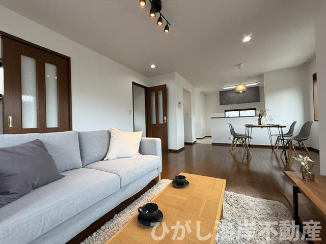 茅ヶ崎市香川3丁目　中古戸建の居間・リビング|新規リフォーム完了！　18.9帖　LDK