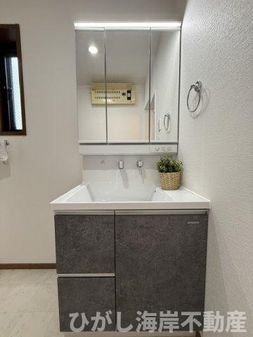 茅ヶ崎市香川3丁目　中古戸建の独立洗面台|新規リフォーム完了！　三面鏡化粧台