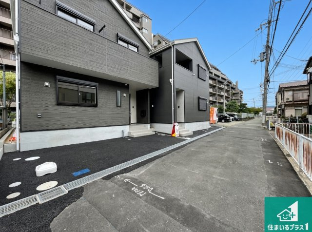 ■尼崎市西昆陽　第2期　新築一戸建ての前面道路含む現地写真|周辺は閑静な住宅街！前面道路広々で車の出し入れも便利です。駐車が苦手な方でも安心して車庫入れできます！