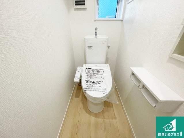 摂津市鳥飼西　第4期　新築一戸建てのトイレ|1・2階の2ヶ所にあるので、朝の忙しい時間の順番待ちもなく、深夜の利用にも大変便利です。