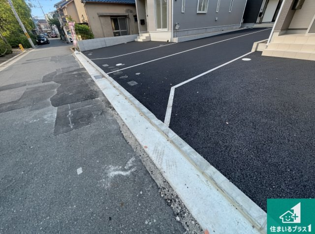 摂津市鳥飼西　第4期　新築一戸建ての前面道路含む現地写真|周辺は閑静な住宅街！前面道路広々で車の出し入れも便利です。駐車が苦手な方でも安心して車庫入れできます！