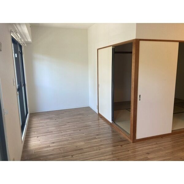 エレガンテ本山の設備|こちらの居間で趣味の時間をお楽しみください